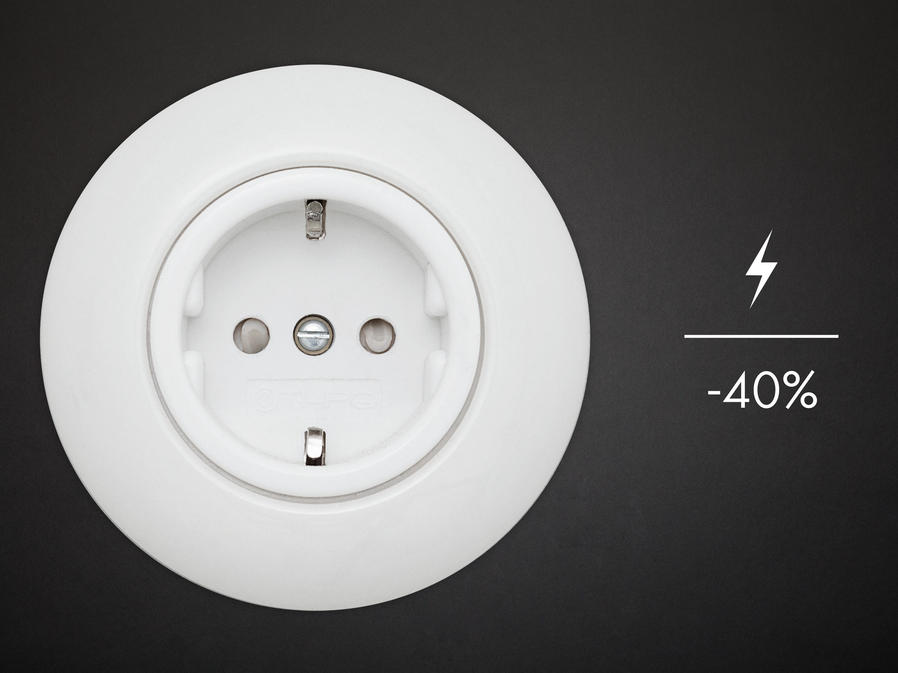 Schéma d'une prise secteur indiquant la quantité d'énergie que vous pouvez économiser grâce au lave-linge séchant d'AEG