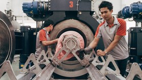 Des ouvriers d’une usine Yeh Group appliquant le processus DryDye