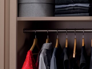 Gewassen kledingstukken in een kast