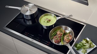 Pannen van verschillende afmetingen koken op verschillende geselecteerde temperaturen