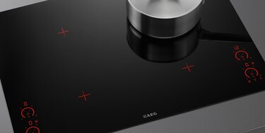 De MaxiSense Pure Black inductiekookplaat van AEG