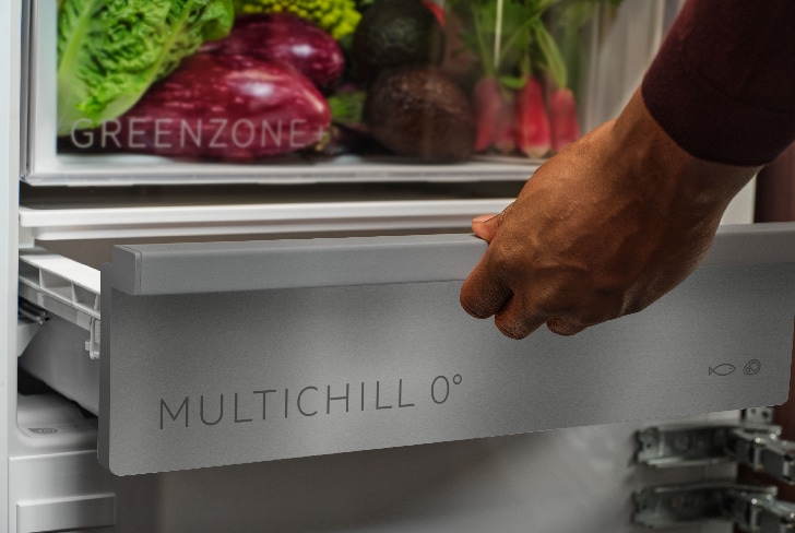 Man trekt Multichill-lade in de koelkast naar buiten.
