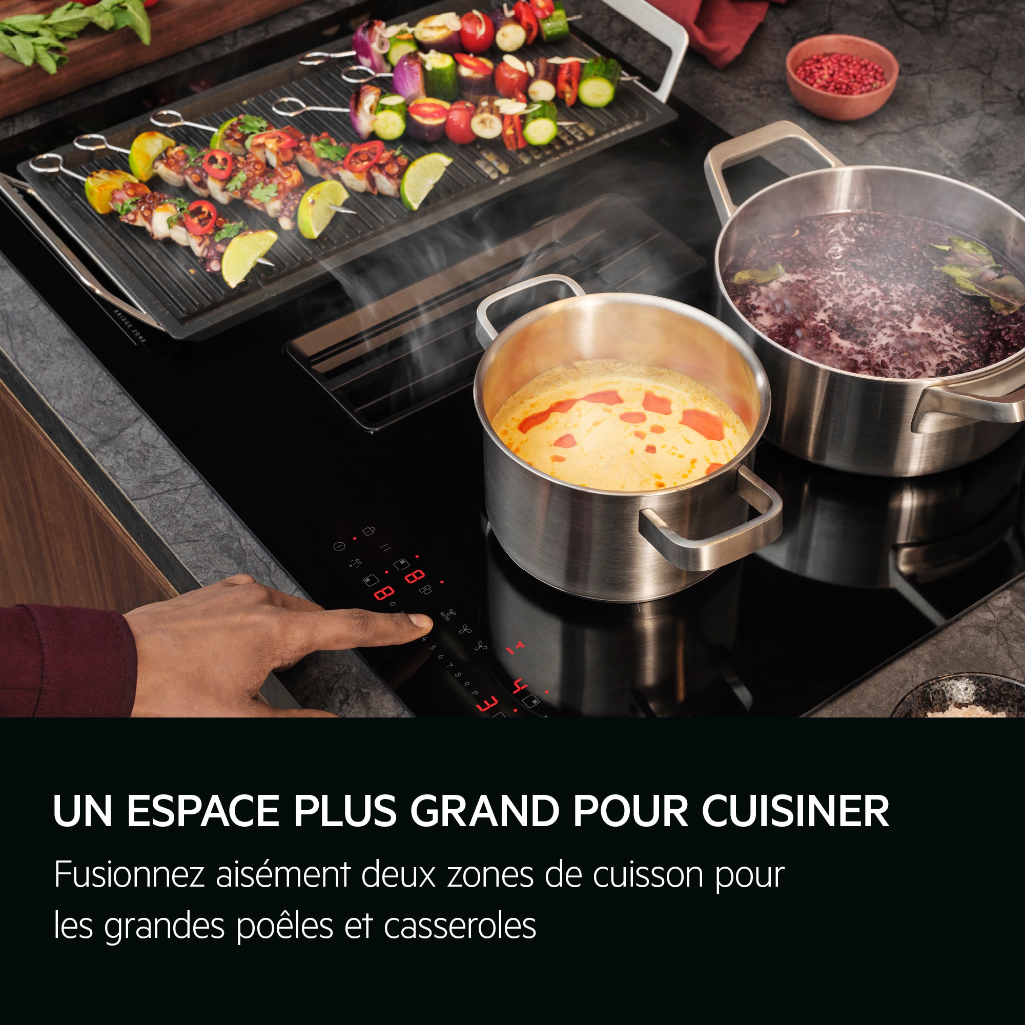 Un espace plus grand pour cuisiner Fusionnez aisément deux zones de cuisson pour les grandes poêles et casseroles