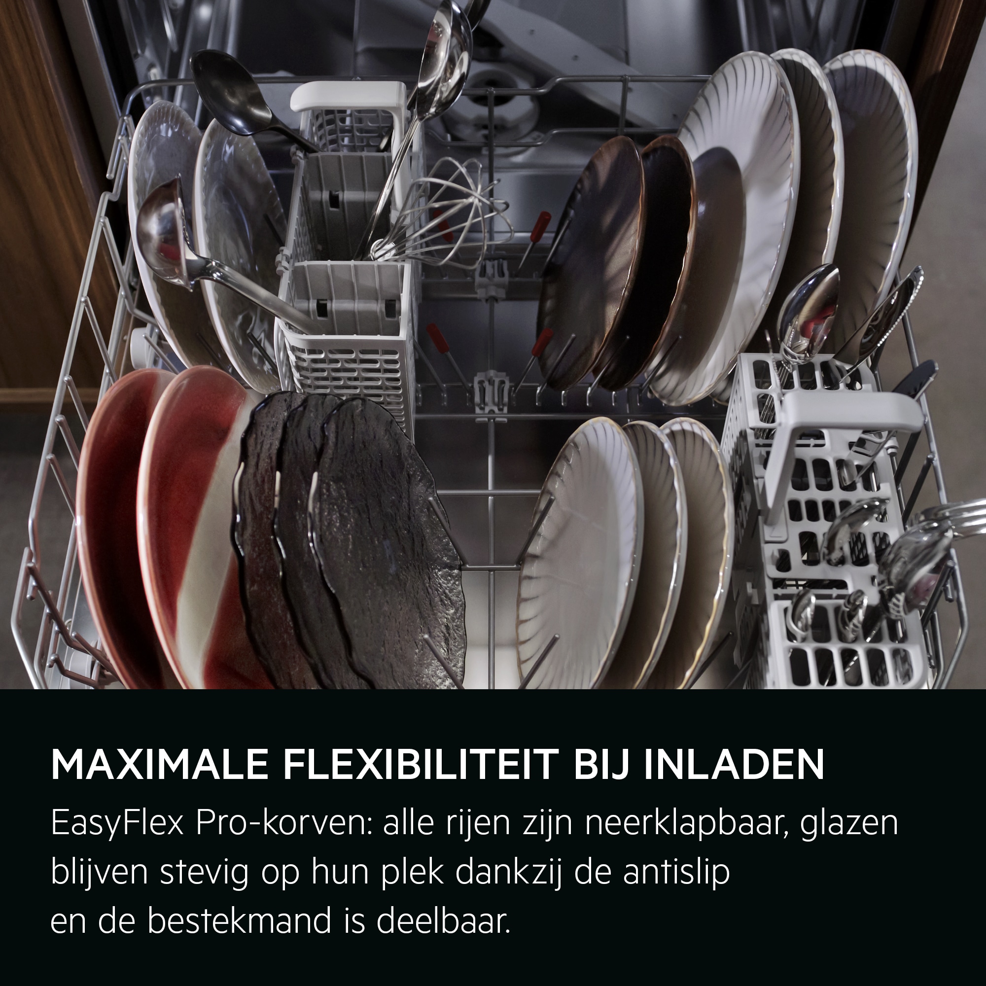 
            MAXIMALE FLEXIBILITEIT BIJ INLADEN
           
            
            EasyFlex Pro-korven: alle rijen zijn neerklapbaar, glazen blijven stevig op hun plek dankzij de antislip en de bestekmand is deelbaar.
          
          