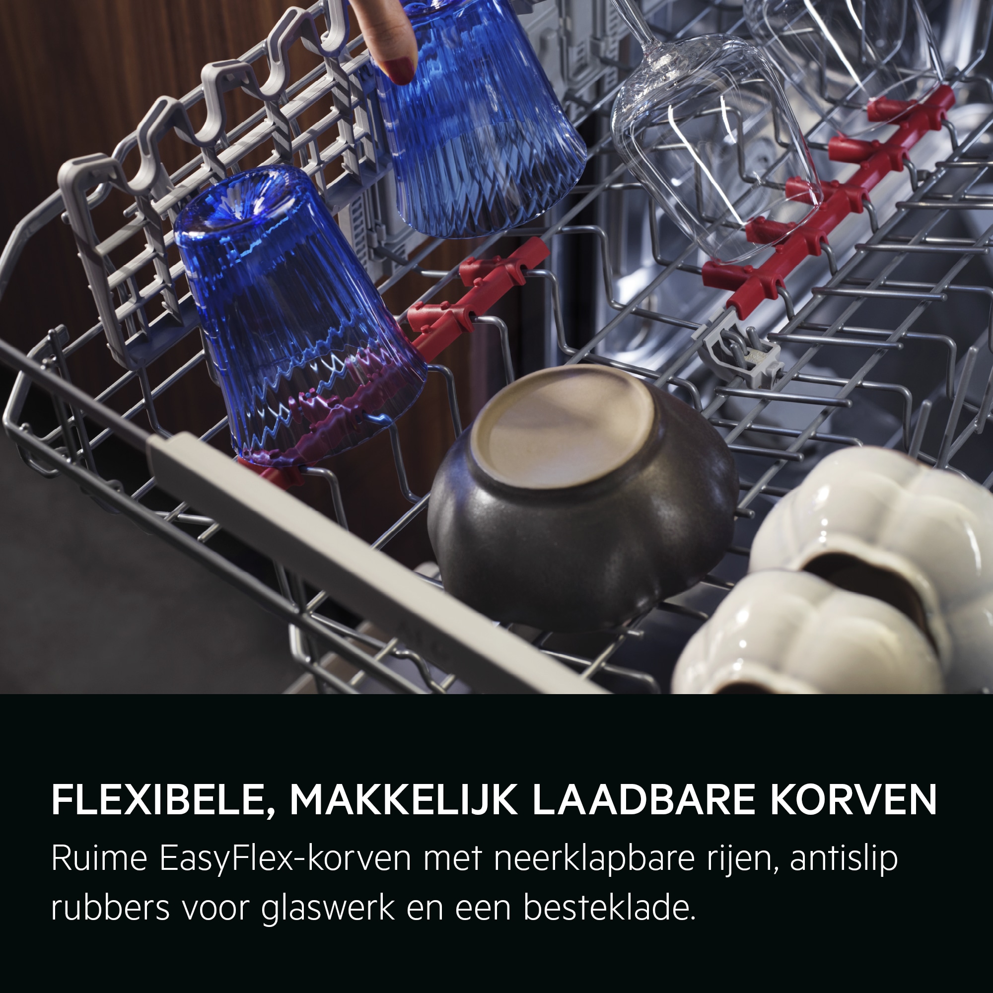 FLEXIBELE, MAKKELIJK LAADBARE KORVEN
Ruime EasyFlex-korven met neerklapbare rijen, antislip rubbers voor glaswerk en een besteklade.
