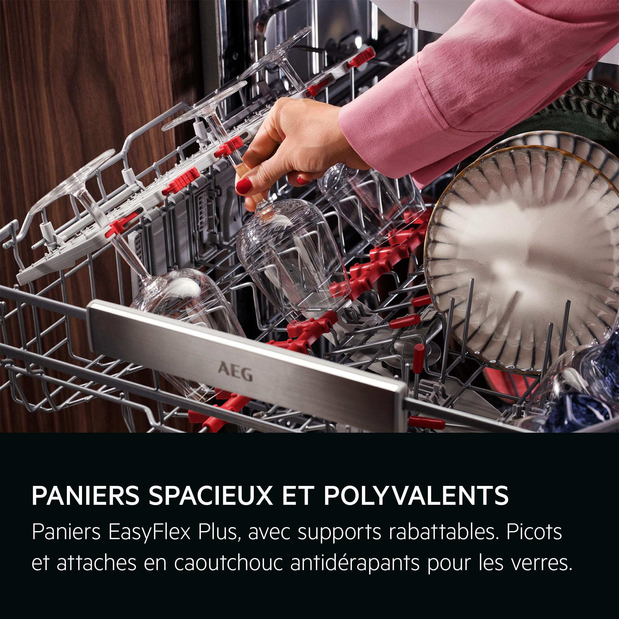 RUIME EN VEELZIJDIGE REKKEN
EasyFlex Plus-rekken met neerklapbare rijen. Antislip rubbers en steunen voor glazen.