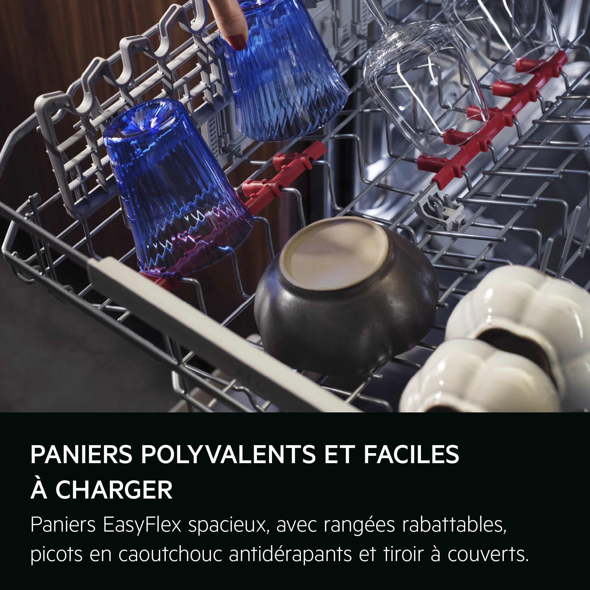 
            FLEXIBELE, MAKKELIJK LAADBARE KORVEN
           
            Ruime EasyFlex-korven met neerklapbare rijen, antislip rubbers voor glaswerk en een besteklade.
          