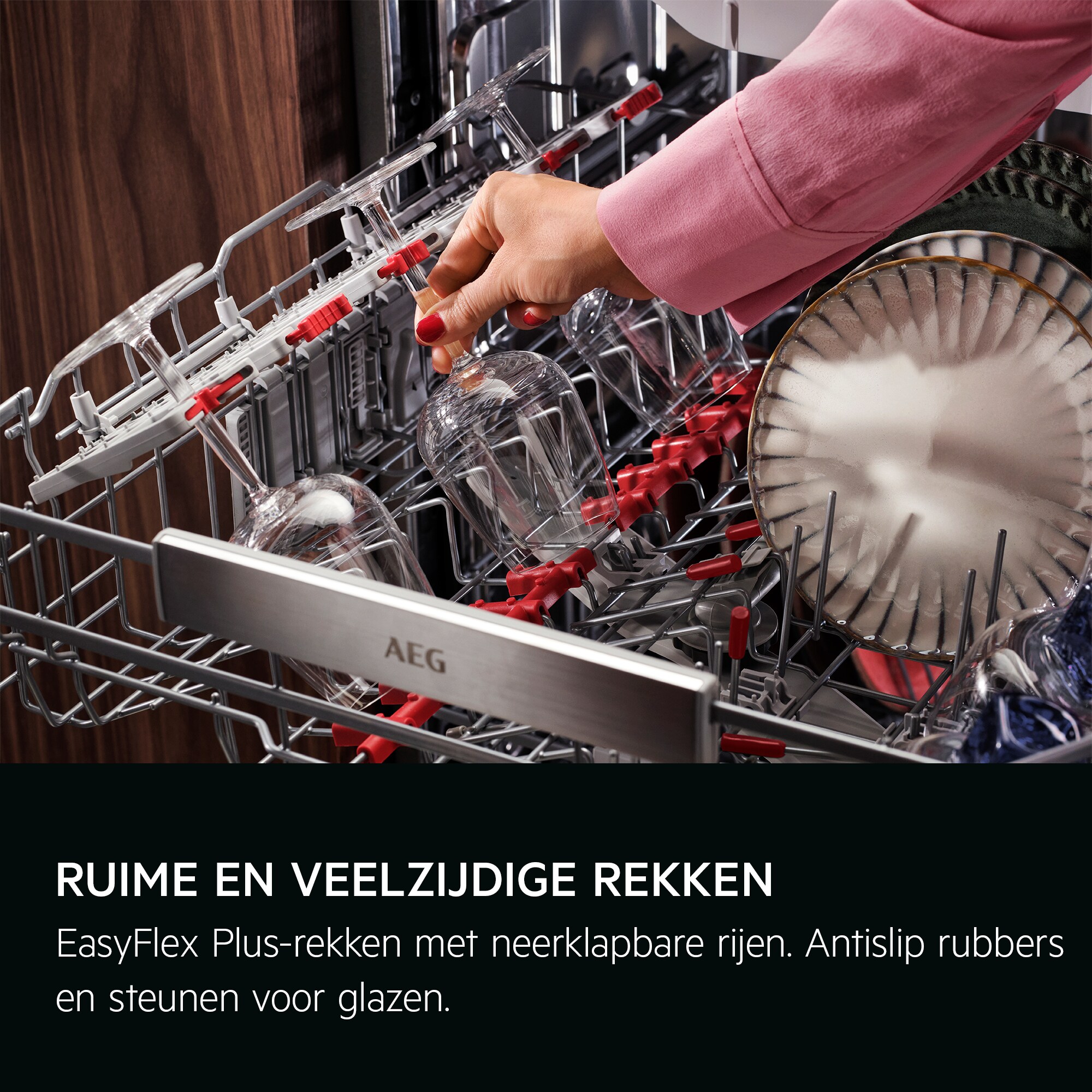 RUIME EN VEELZIJDIGE REKKEN
EasyFlex Plus-rekken met neerklapbare rijen. Antislip rubbers en steunen voor glazen.