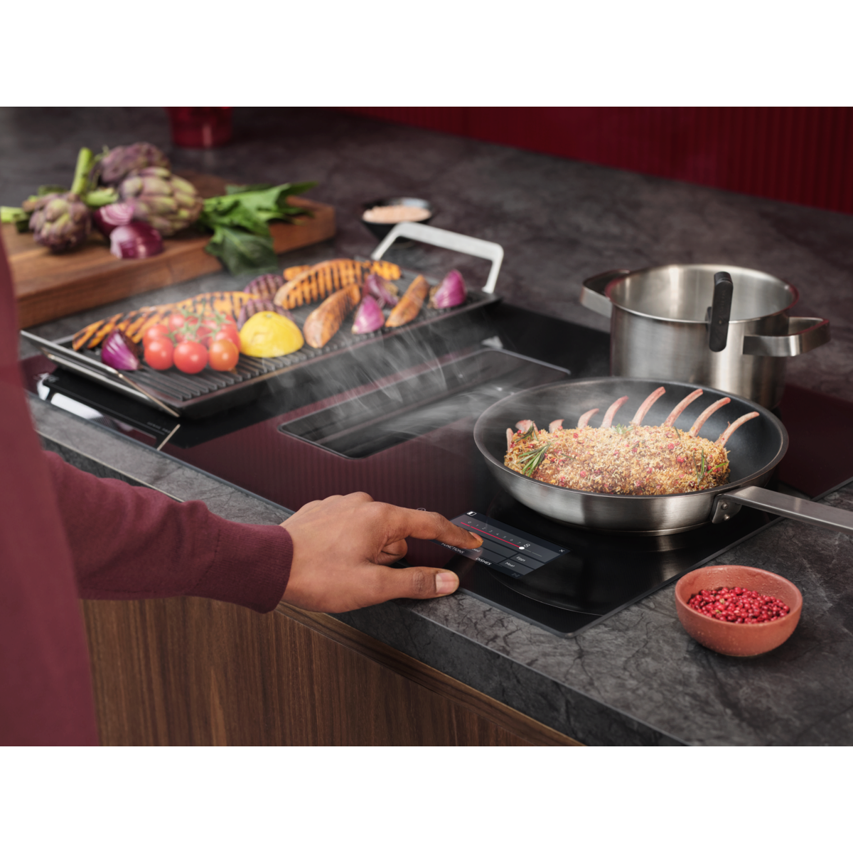 AEG - Taque avec hotte intégrée - PE9000B80
