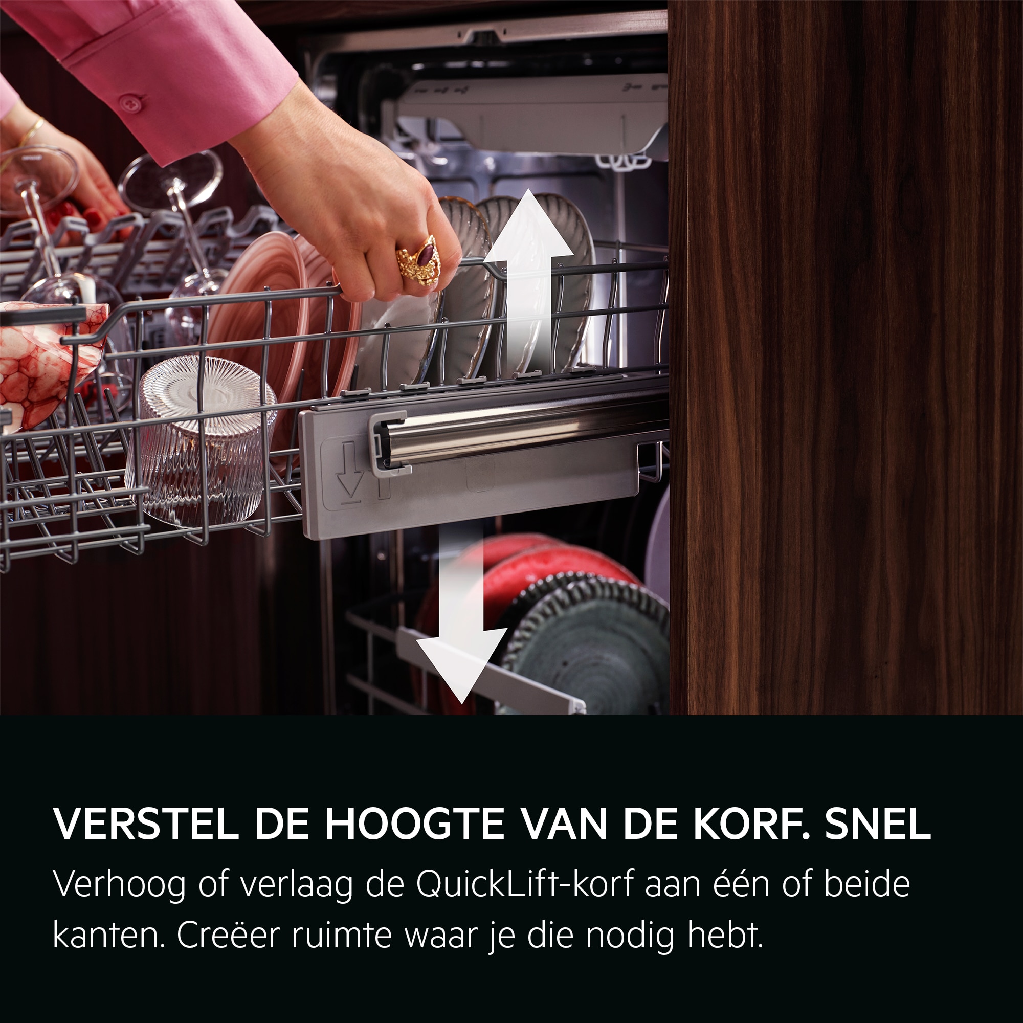 
            VERSTEL DE HOOGTE VAN DE KORF. SNEL  
            Verhoog of verlaag de QuickLift-korf aan één of beide kanten. Creëer ruimte waar je die nodig hebt.