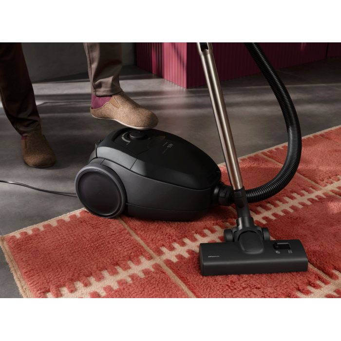 Control power easily using the foot switch.