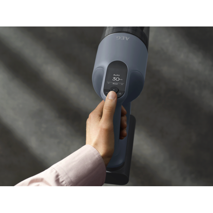 The AEG 9000 cordless cleaner shows key information on LCD display
