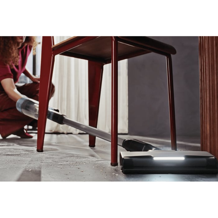 Power in every stroke. Up to 99%* dust pick-up hard flat floors. Disclaimer: Based on internal test on hard floors using Boost mode according to IEC 62885-4 standard. 