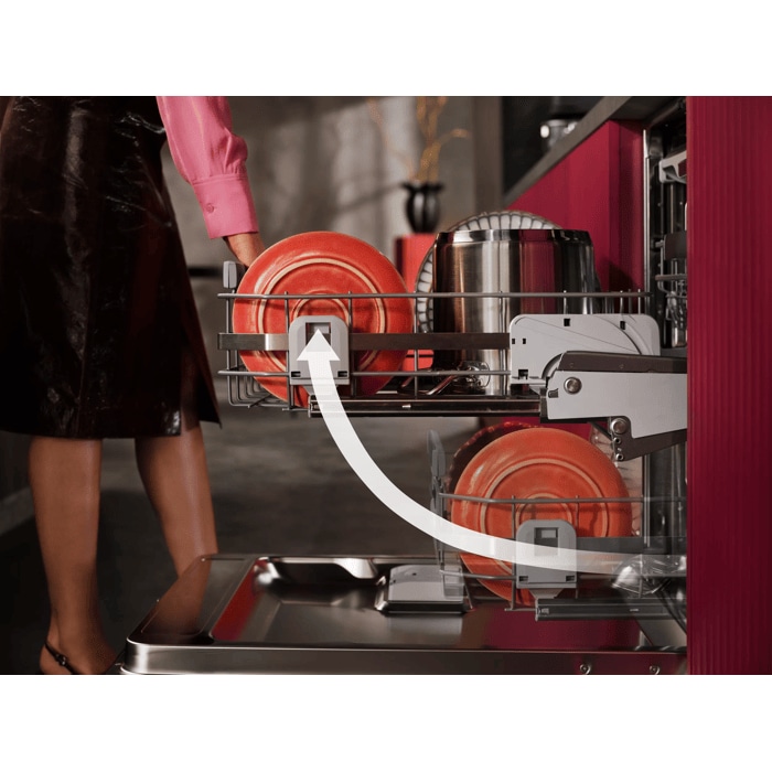 ComfortLift®: Easy and efficient unloading of lower basket.