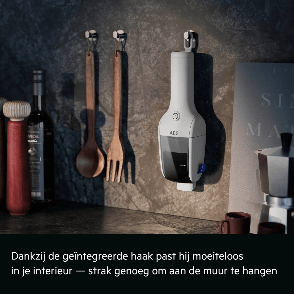 Dankzij de geïntegreerde haak past hij moeiteloos in je interieur — strak genoeg om aan de muur te hangen