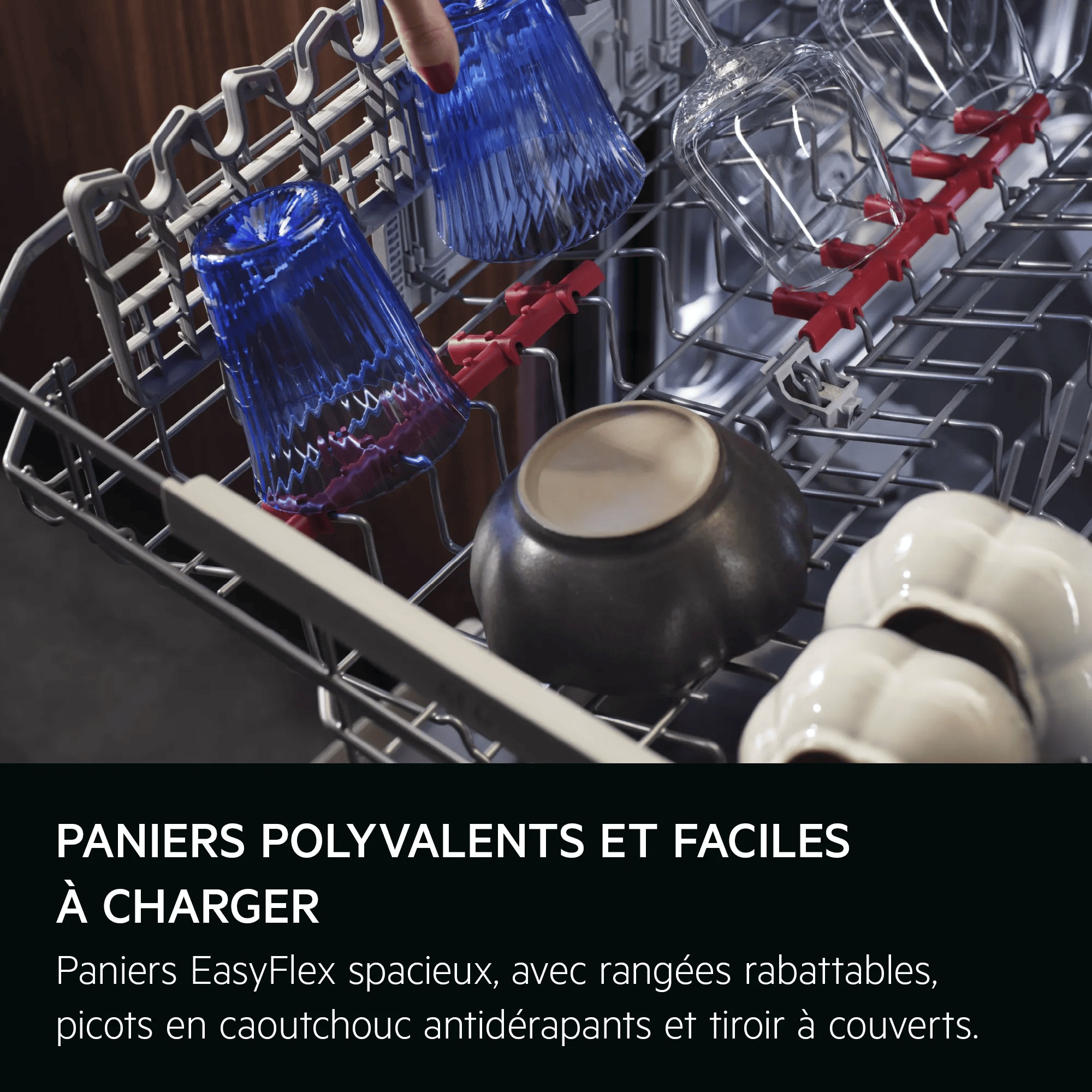 
            FLEXIBELE, MAKKELIJK LAADBARE KORVEN
           
            Ruime EasyFlex-korven met neerklapbare rijen, antislip rubbers voor glaswerk en een besteklade.
          