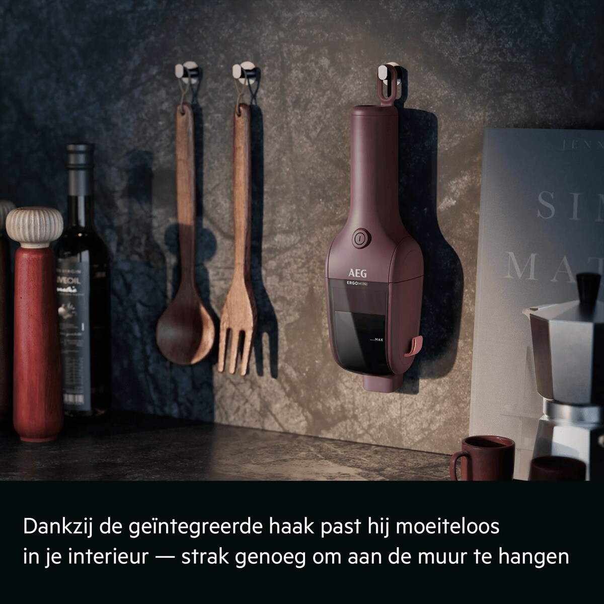 Dankzij de geïntegreerde haak past hij moeiteloos in je interieur — strak genoeg om aan de muur te hangen