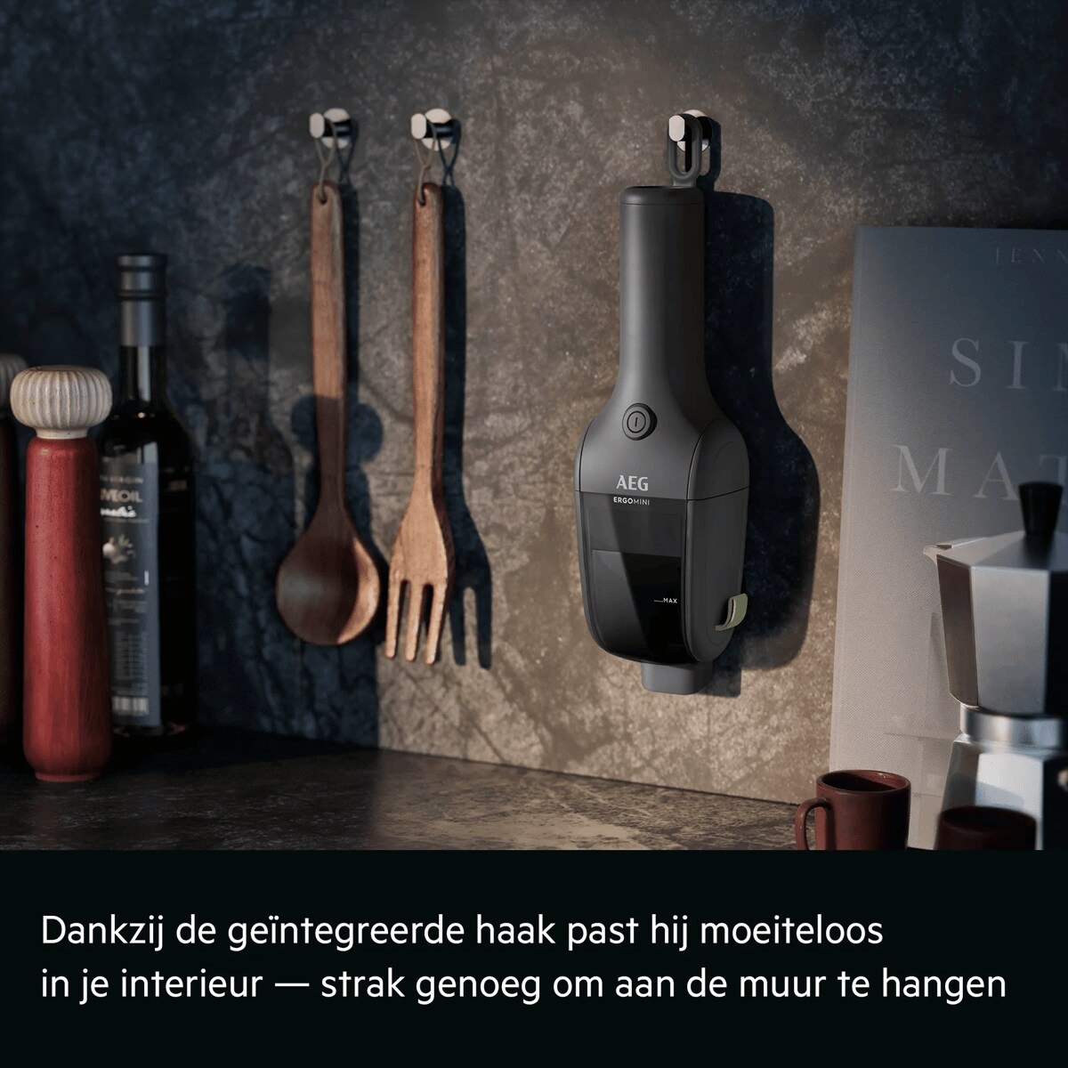 Dankzij de geïntegreerde haak past hij moeiteloos in je interieur — strak genoeg om aan de muur te hangen