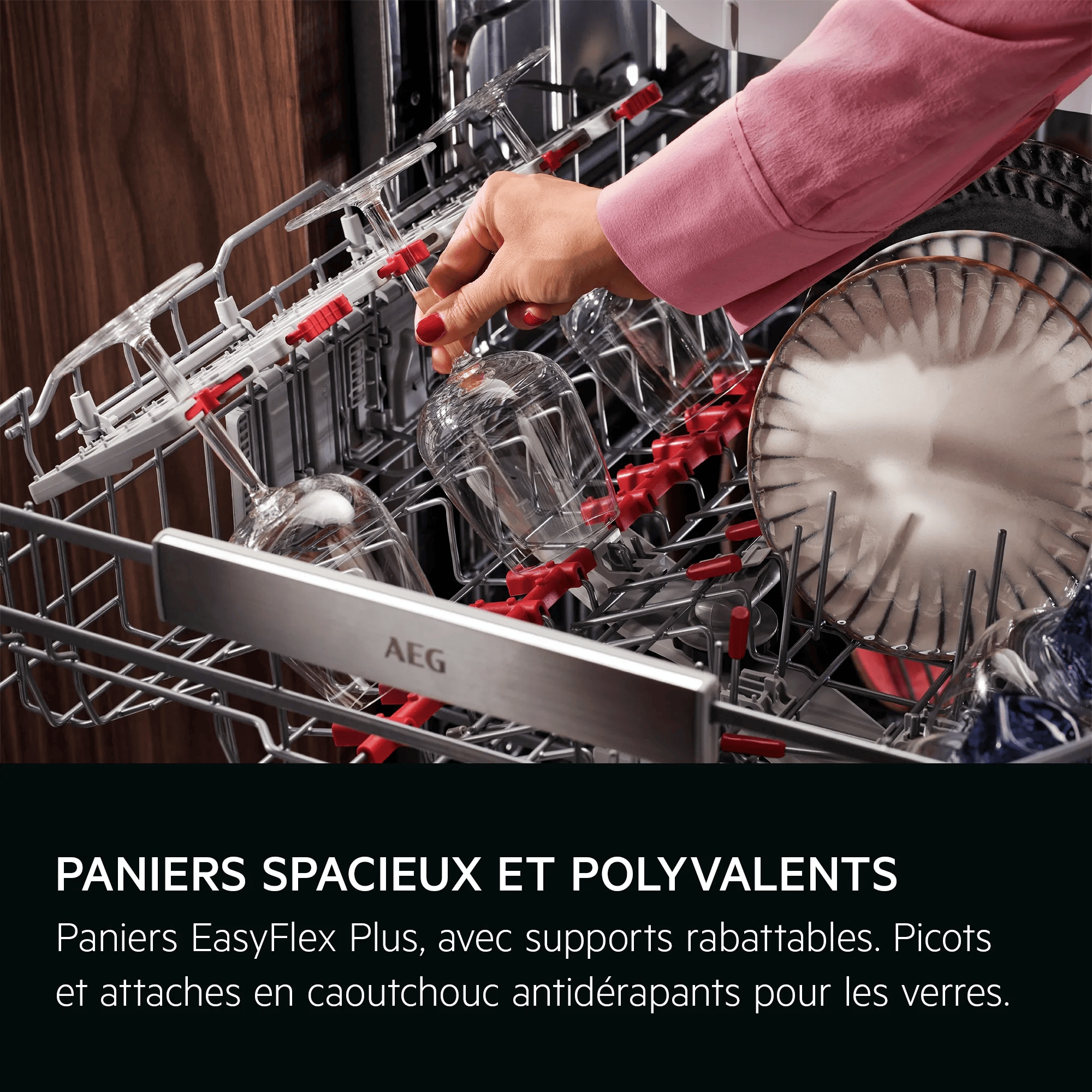 
            RUIME EN VEELZIJDIGE REKKEN
           
            EasyFlex Plus-rekken met neerklapbare rijen.  Antislip rubbers en steunen voor glazen.