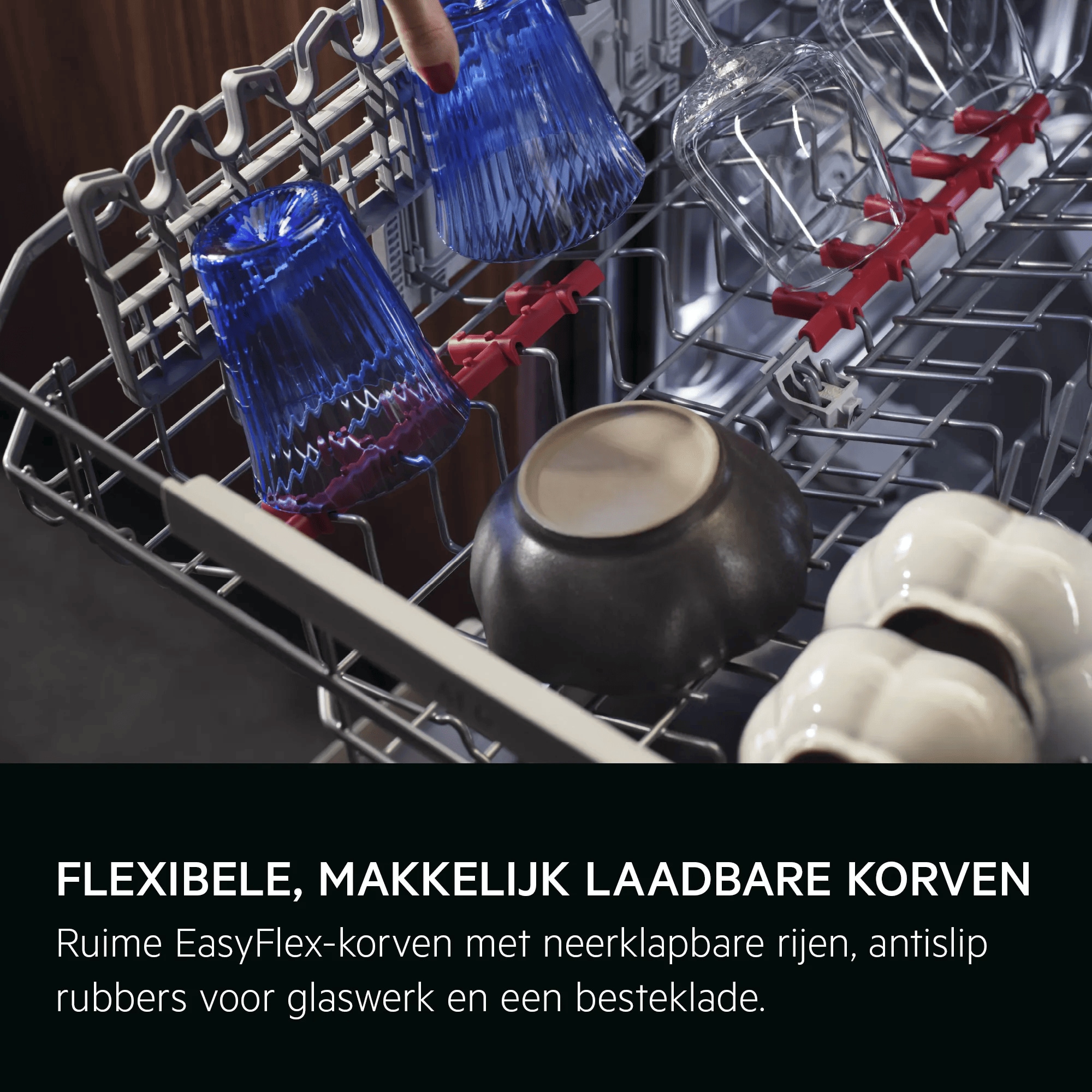 
            FLEXIBELE, MAKKELIJK LAADBARE KORVEN
           
            Ruime EasyFlex-korven met neerklapbare rijen, antislip rubbers voor glaswerk en een besteklade.
          