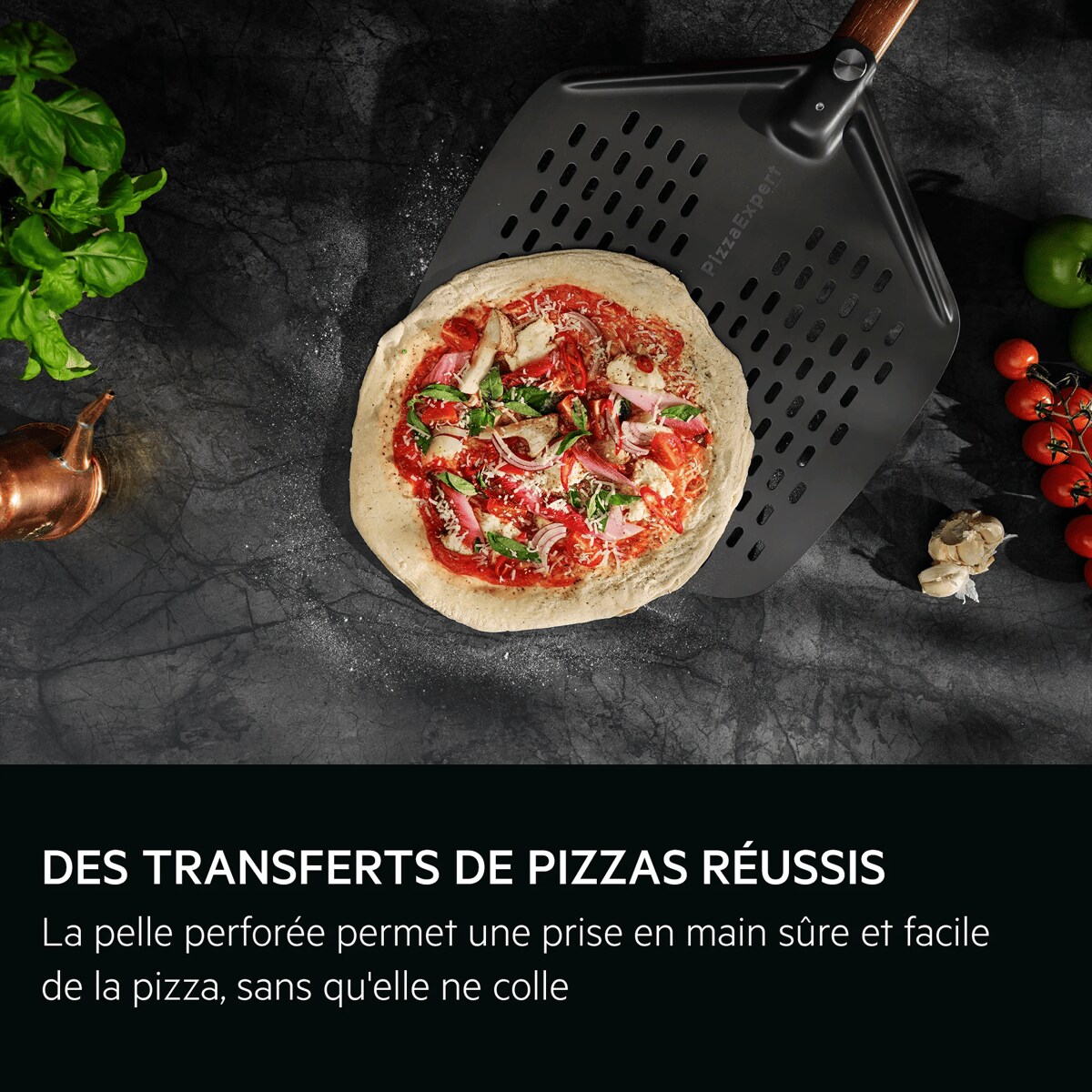 DES TRANSFERTS DE PIZZAS RÉUSSIS La pelle perforée permet une prise en main sûre et facile de la pizza, sans qu'elle ne colle
