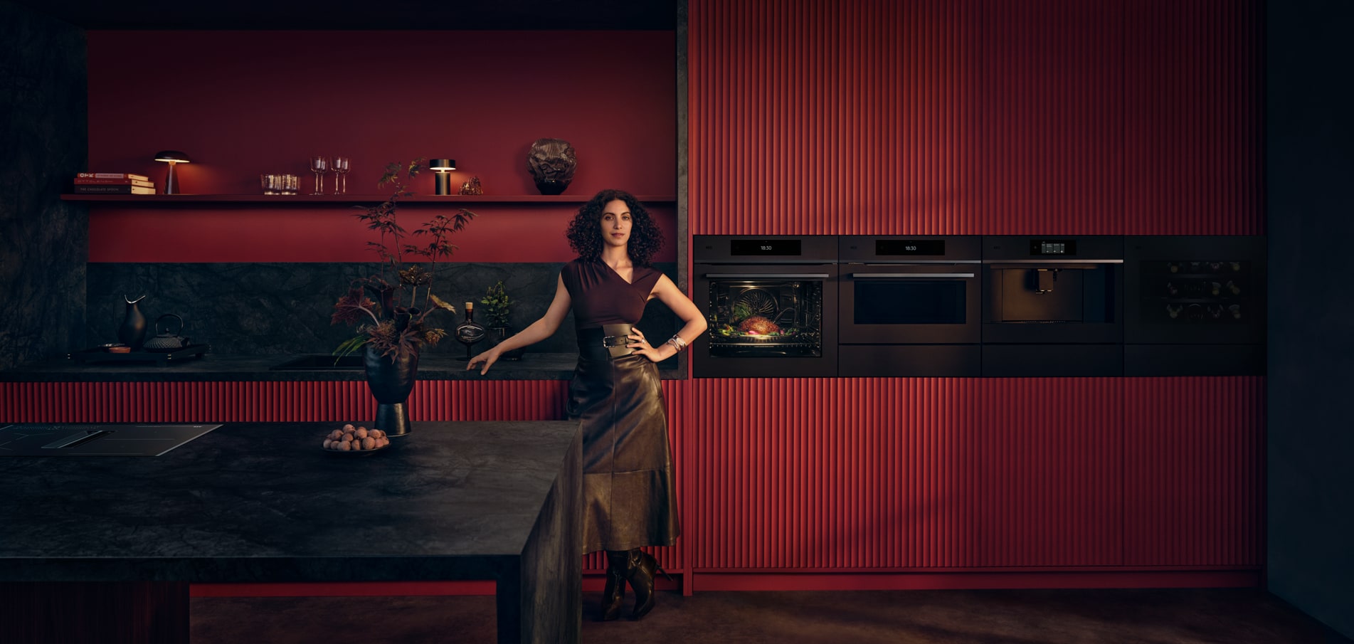 Femme dans une cuisine équipée d’appareils AEG.