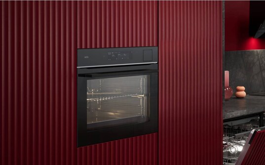 Een AEG oven in een rode keuken.