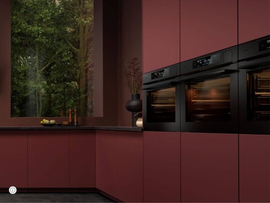 Moderne keuken met een rij AEG ovens.