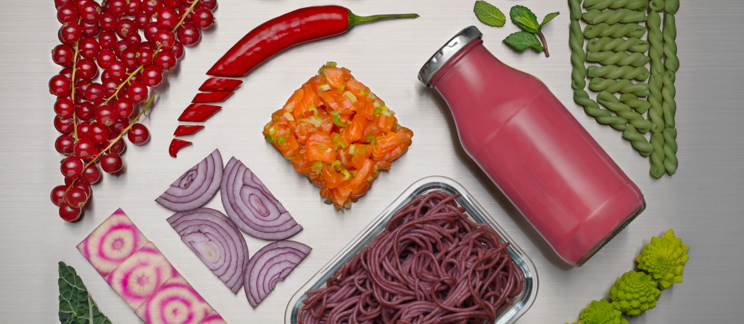 Vers eten en drinken op een zilveren achtergrond