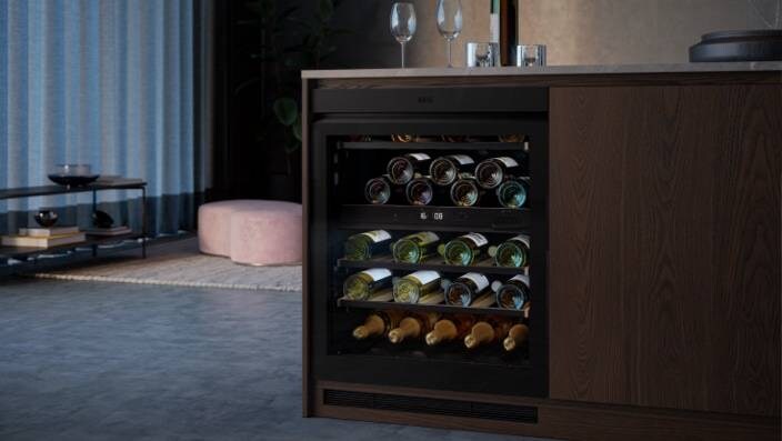 Wijnkast geïnstalleerd onder een keukenaanrecht