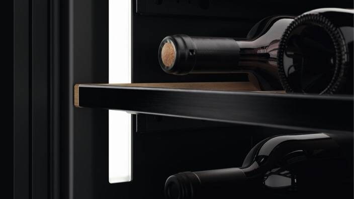 Met het nieuwe scharnier kan de deur van de wijnkast mooi worden gecentreerd en is er een kleiner gat tussen de kast en de keukenkasten.