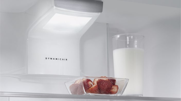 Des fraises et du lait dans une cuisine