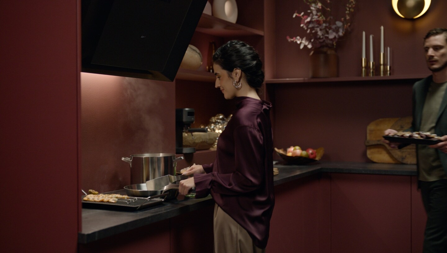 Een man en een vrouw die eten bereiden in een moderne keuken.