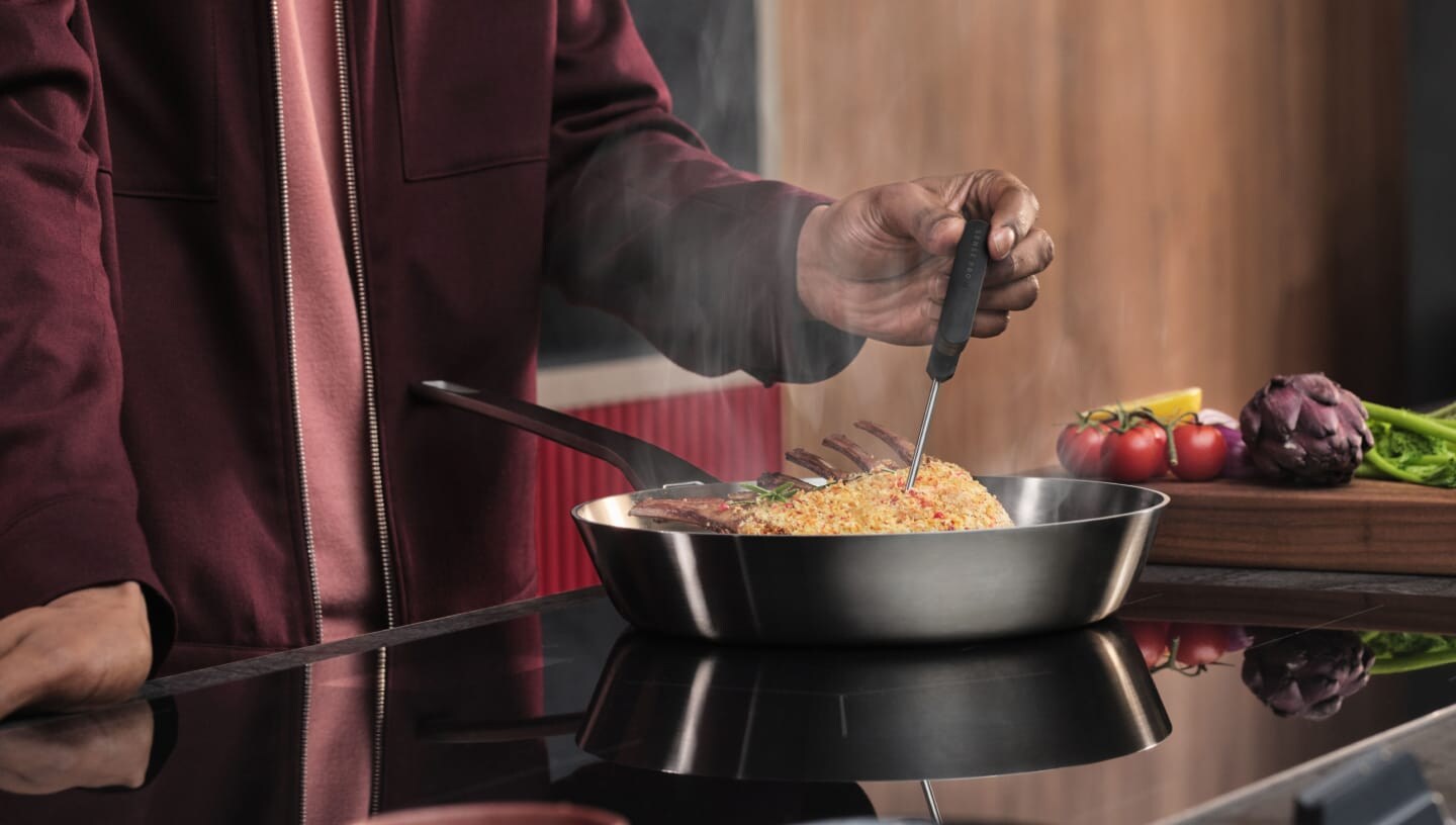 Iemand is aan het koken op een inductiekookplaat.