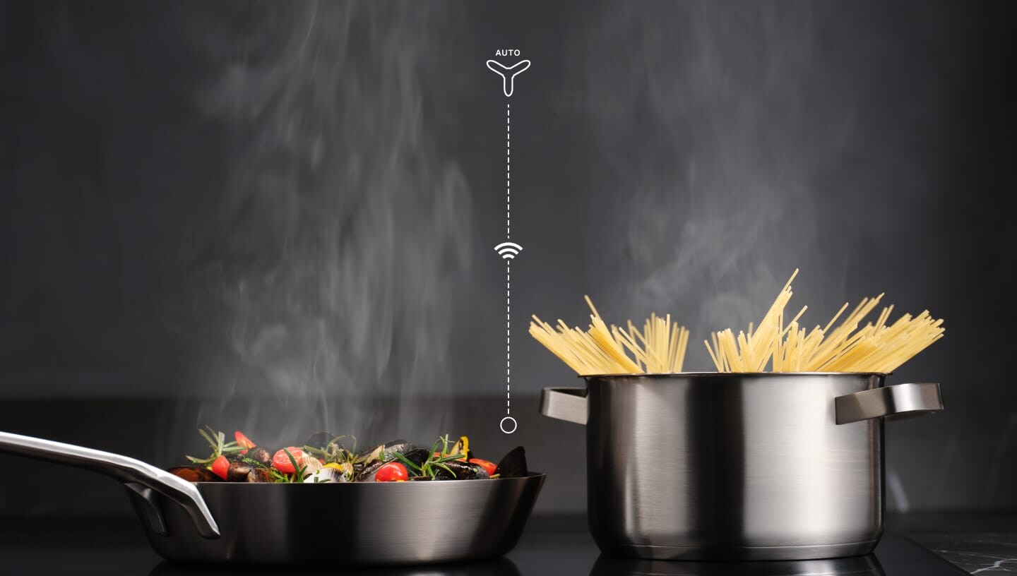 Er wordt op een inductiekookplaat eten bereid met de Hob2Hood-functie.