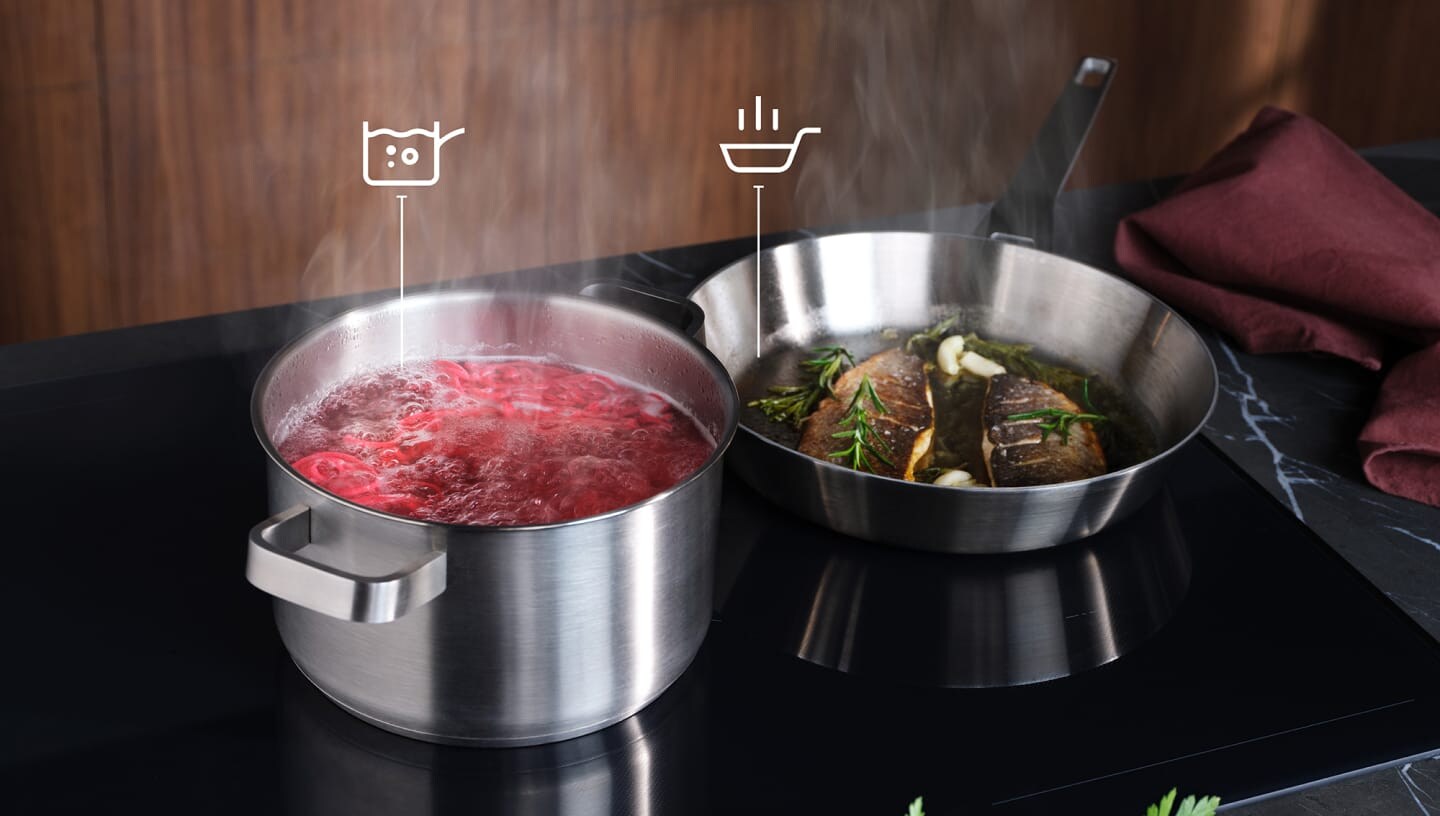 Er wordt op een inductiekookplaat eten bereid met de SenseBoil & Fry-functie.