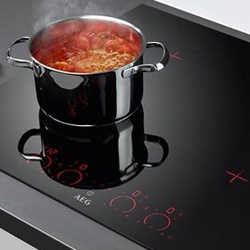 Casseroles sur une table de cuisson à induction AEG