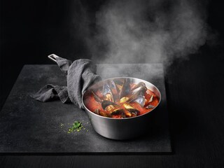Een pan met kokende zeevruchten