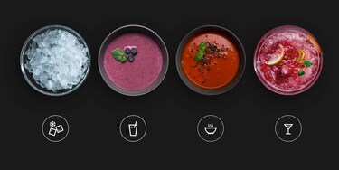 verres avec glace, smoothie, boissons et soupe