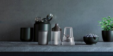 accessoires et myrtilles sur le plan de travail