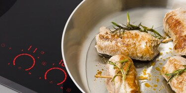 Une poêle de la gamme Gourmet contenant de la viande