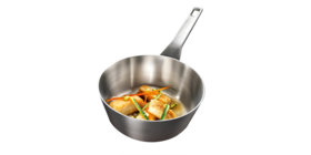 Le saucier conique de la gamme Gourmet d'AEG contenant de la viande et des légumes