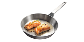 Une poêle de la gamme Gourmet d'AEG contenant du poisson