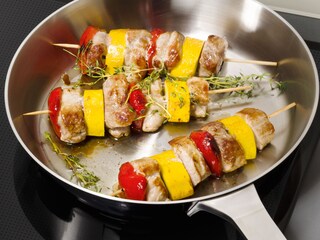 La batterie de cuisine Mastery Range sur une table à induction