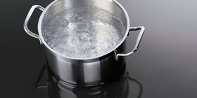 Een pan met kokend water op een AEG inductiekookplaat
