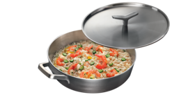 Een lage braadpan met garnalenrisotto