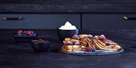 Een bord met pannenkoeken