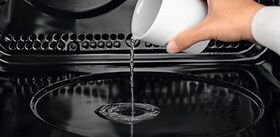 Water in de multifunctionele SteamBake stoomoven schenken