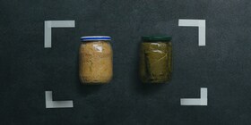 Bokalen met ingemaakte groenten en confituur