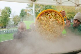 Cuisson dans une grande marmite lors de l’évènement Feed the 5000 organisé par Feedback